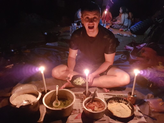 Taman Negara - Večeře jako pro krále - vše se smíchalo dohromady a jedlo rukama