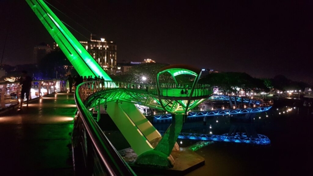 Kuching - Noční osvětlení, měnící každých pár minut barvu