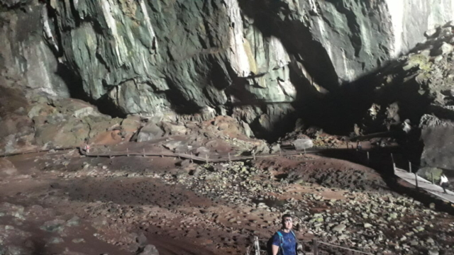 Mulu - Deer Cave - to červené na zemi jsou netopýří bobky